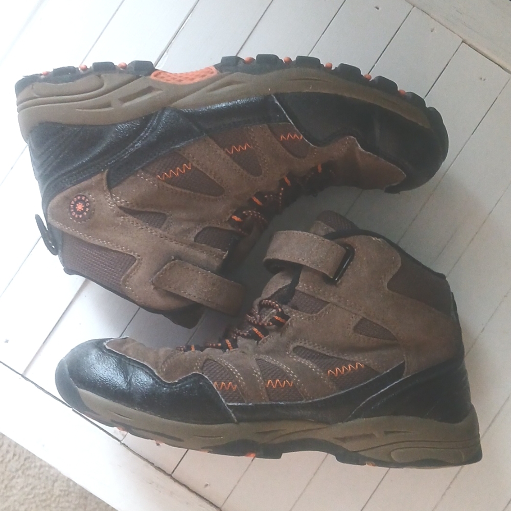 Stone Canyon Hiking Boots Boys Size 5.5 M  Tan & Black